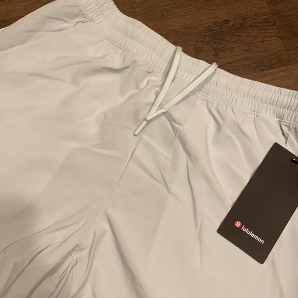 Lululemon “Pace Breaker Short 7” LL Size M - Picture 2 of 3